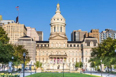 Baltimore Belediye Binası ve Öndeki Savaş Anıtı