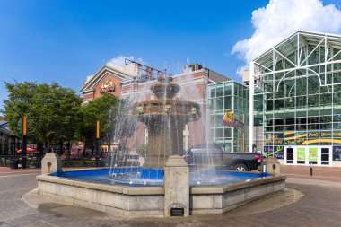 Baltimore 'un Port Discovery Çocuk Müzesi Önplanda Çeşmeli