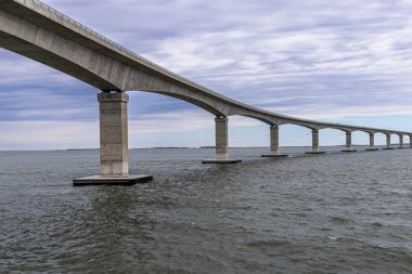 Marc Basnight Köprüsü. Bonnor Köprüsü İskelesi 'nden alınan Oregon körfezi üzerinde.