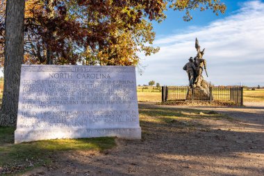 Gettysburg Ulusal Savaş Alanındaki Kuzey Carolina Anıtı Birliğe doğru Doğuya bakıyor