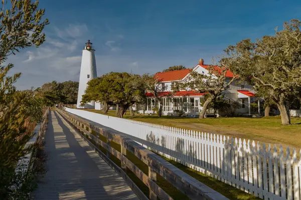 Kuzey Carolina 'daki Ocracoke Deniz Feneri Noel' de Çelenk ile