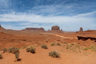 Güneybatıdaki Monument Valley Ulusal Parkı ve Navajo Ulusu 'nun fotoğrafı.