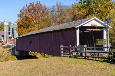 Lancaster İlçesi PA 'da sonbaharda Jacksons Değirmen Kapalı Köprüsü' nün bir fotoğrafı.