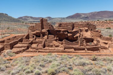 Yazın Flagstaff Arizona dışındaki Wukoki Pueblo harabelerinin fotoğrafı.