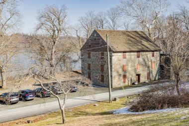 Kışın Maryland Susquehanna Eyalet Parkı 'ndaki Rock Run Grist Mill' in fotoğrafı.