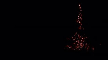 4k uçan kıvılcımlar ve saydam bir arkaplanda ateşten çıkan kömür. Şeffaf bir arkaplanda parlak kıvılcımlar. Soyut ateş animasyonu izole edilmiş kamp ateşi partikülleri. Alfa