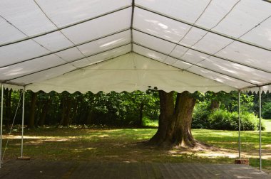 Boş çadır, konferans çadırı, düğün ve parti. Parkta.