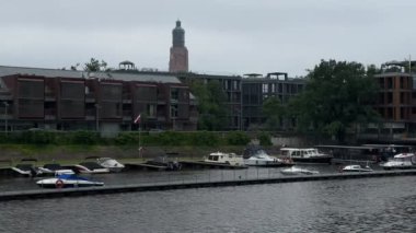 Tumski Adası 'ndaki Wroclaw Odra nehrinin limanında yeni bir yerleşim yeri.