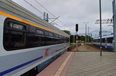 Wroclaw, Polonya: 05.2024 Tren platforma doğru ilerliyor..