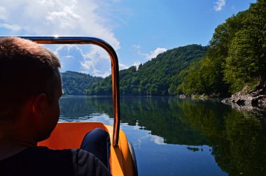 Sarı katamaran göl gezintisi - ilk insan manzarası - güneşli bir günde güzel manzara