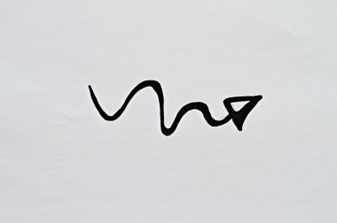 Dalgalı zarif yumuşak el siyah tebeşir okları çizdi. İş anlayışı, yön seçimi, ilerleme. Soyut işaret, arka plan, doku. Bulanık