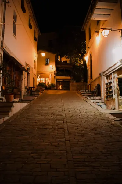 Geceleri Argirocastro. Arnavutluk, Avrupa. Gece şehir yolu. Arkaplan.