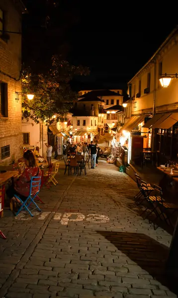 Geceleri Argirocastro. Arnavutluk, Avrupa. Gece şehir yolu. Arkaplan.