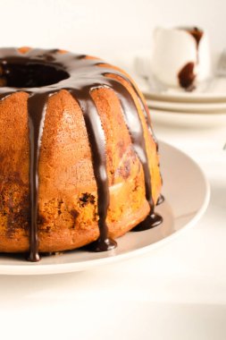 Çikolatalı Mermer Bundt Pastası Çikolata jöleli Bir tabağa serpiştirilmiş