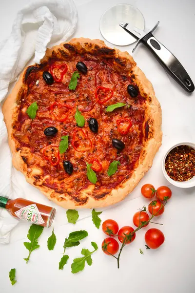 Biberli ev yapımı Diavola pizzası, sıcak salam, peynir, domates sosu, acı biber, siyah zeytin ve üstüne fesleğen..