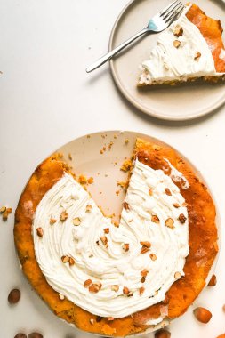 Ev yapımı havuçlu kek cevizli, krem peynirli..