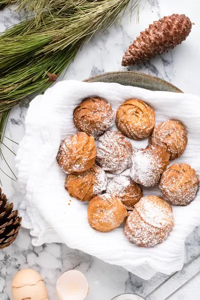 Tereyağlı taze vanilyalı Noel kurabiyeleri, yumurta. Pudra şekerli kurabiyeler. Noel at nalı kurabiyeleri. Hafif arkaplan.
