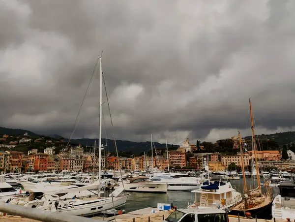 Santa Margherita Ligure, İtalya Haziran 2024: İtalya, Avrupa 'daki Santa Margherita Ligure limanının güzel manzarası. Cinque Terre Ulusal Parkı, Liguria, İtalya. Cenova 'nın güzel şehrine bakan limandaki yatlar. 