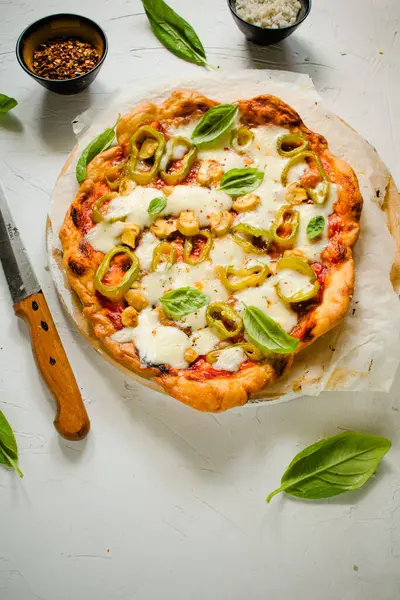 Domates soslu pizza funghi, mozzarella, taze mantar ve fesleğen.
