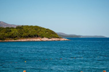 Arnavutluk Riviera 'nın Ksamil kentinin panoramik manzarası. Saranda yakınlarındaki adalar. Dört ada.