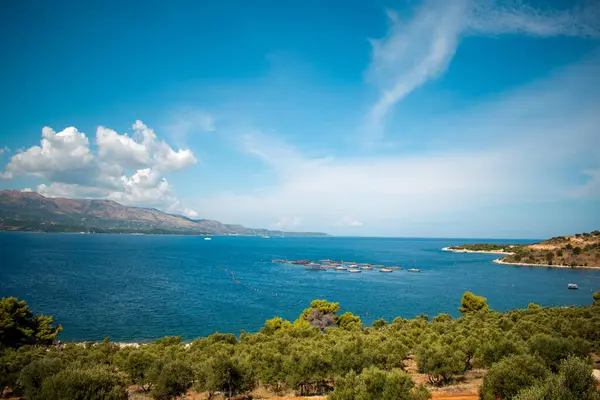 Arnavutluk Riviera 'nın Ksamil kentinin panoramik manzarası. Saranda yakınlarındaki adalar. Dört ada.