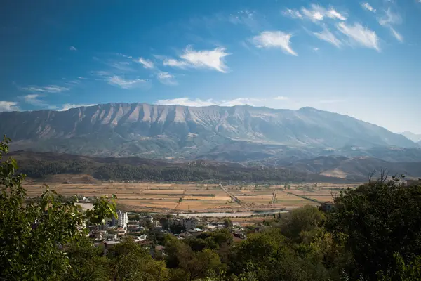Arnavutluk 'un Cirokastr kentinde bulutlu bir gökyüzü altında geniş bir bahar manzarası olan dağların manzarası. Güzel dağlar