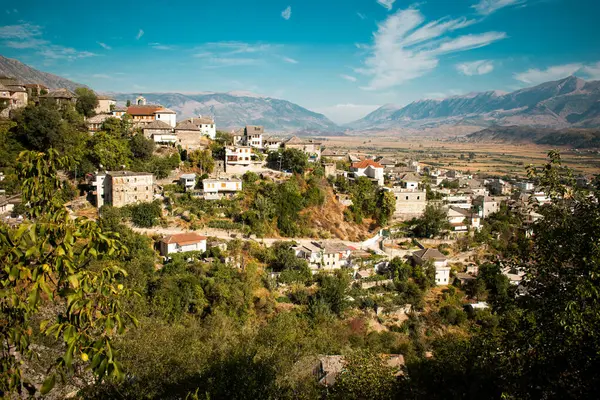 Arnavutluk 'taki dağların manzarası ve antik, güzel Cirokastr kenti.