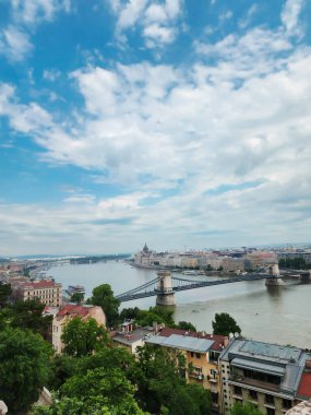 Budapeşte, Macaristan 'ın panoramik manzarası. Budapeşte' nin Tuna Nehri üzerindeki zincir köprü..
