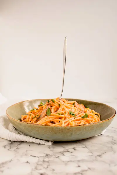 Mantarlı spagetti, kremalı domates sosu ve maydanoz..