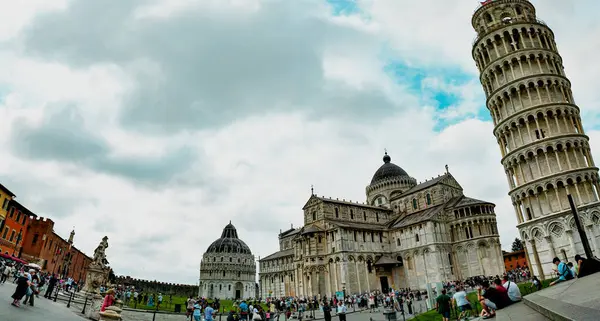 Pisa, İtalya - 15 Haziran 2024: Pisa Eğik Kule ve katedraller dramatik bir gökyüzü altında, Toskana, İtalya.