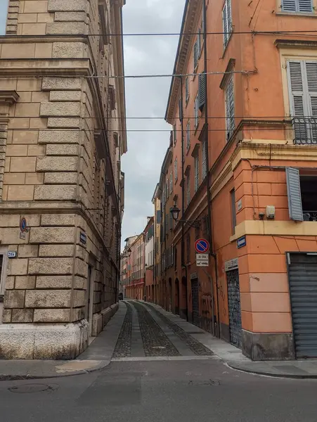 Modena, İtalya 'da tarihi evleri olan bir sokak.