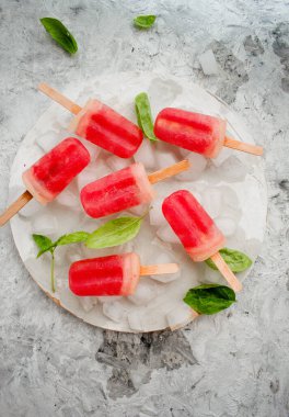 Beyaz mermer arka planda buzlu ev yapımı karpuz dondurması. Yaz ikramı