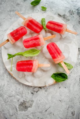 Ev yapımı şeftalili buzlu dondurma.