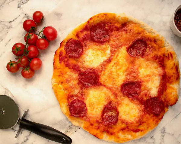 Pizzalı pepperoni mermer arka plan fotoğrafında izole edilmiş.