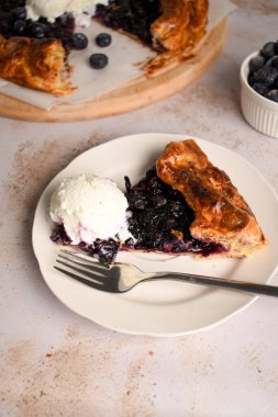 Yabanmersini galeti, açık turta ya da mermer arka planda dondurmalı tart. Yaz tatlısı.