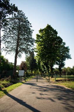 Dış görünüş ve ön kapı. Güzel, eski bir villa. Bir İtalyan kasabasının caddesinde..