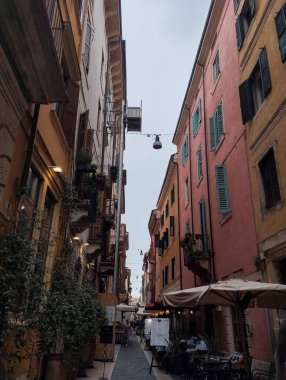 İtalya 'nın Verona şehrinin tarihi merkezinde dar bir sokak manzarası. 