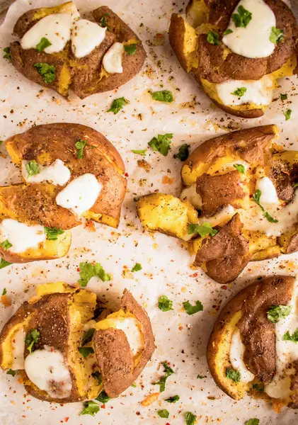 Patates ezmesi, fırından yeni çıkmış kağıt üzerinde. Patates püresi. Arkaplan