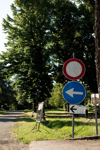 Yeşil ormanın arka planına karşı yol ve hız düzenleyici tabelalar