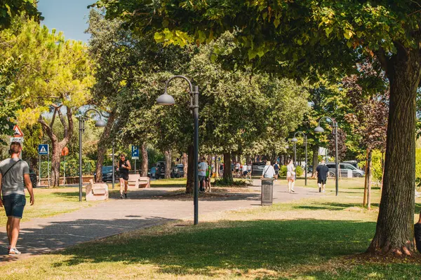 İtalya 'da Garda Gölü yakınlarındaki bir parkta yürüyen insanların panoramik görüntüleri.