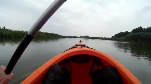 在乌克兰南部的皮夫登尼布河上划船 从皮划艇上看Pov视图 — 图库视频影像