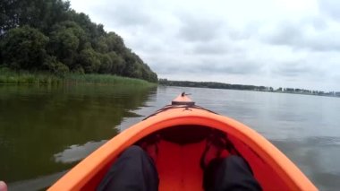 Pivdennyi Buh Nehri 'nin güneyindeki Bug Ukrayna' da kayak yaparken. Kanodan POV Görünümü Kürek çekmek yok