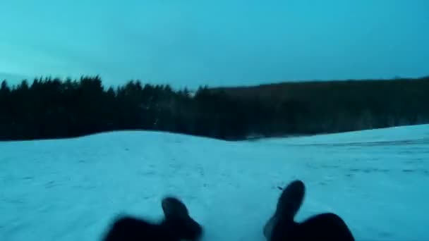 Man Rider Släde Från Kullen Pov Pro Vinterkväll — Stockvideo