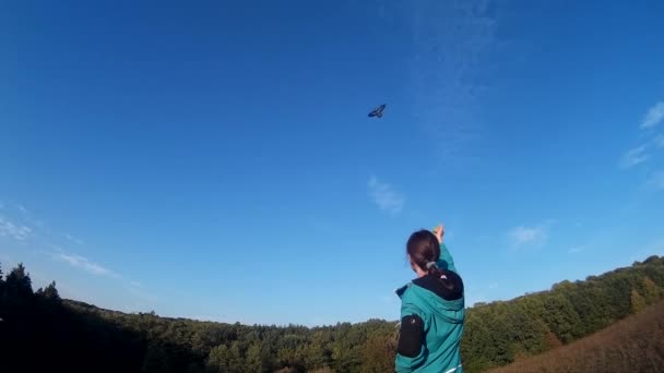 Első Látásra Repülő Színes Sárkány Ellen Kék Természetben Pov Lőtt — Stock videók