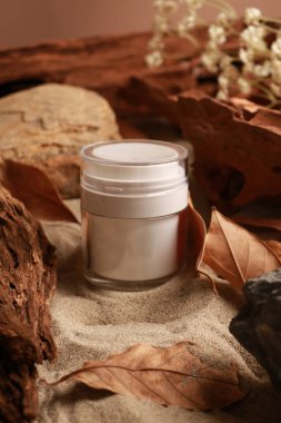 Kurumuş Yapraklarla Doğal Kum Arkaplanı Üzerine Çevre Dost Canlısı Cilt Kremi Kavanozu