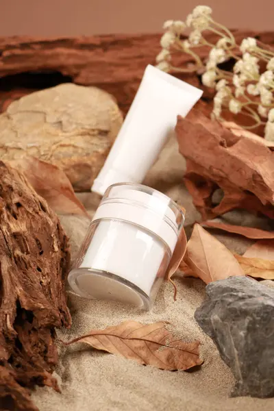Kurumuş Yapraklarla Kırsal Kum Arkaplanda Doğal Skincare Ürünleri