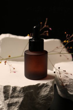 Matte Amber Şişe Beyaz Taş üzerinde Çiçek Aksanıyla