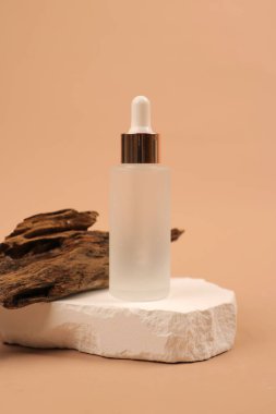 Minimalist Arkaplan Üzerine Zarif Tek Cilt Düşüren Şişe