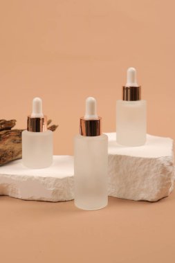 Taş Yaya Üzerine Minimalist Cilt Bakımı Şişeleri