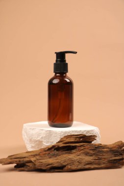 Kehribar Pompa Şişesi Taş Yaya Üzerine Doğal Ahşap